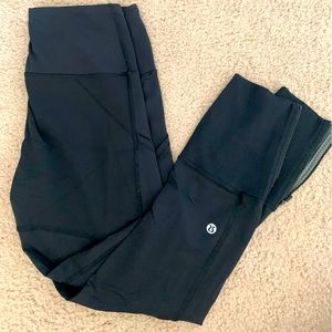 Lululemon black leggings with zipper style at ankle size 6